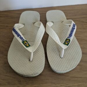 HAVAIANAS WHITE BRAZIL FLIP FLOPS - little kid size 9/10c